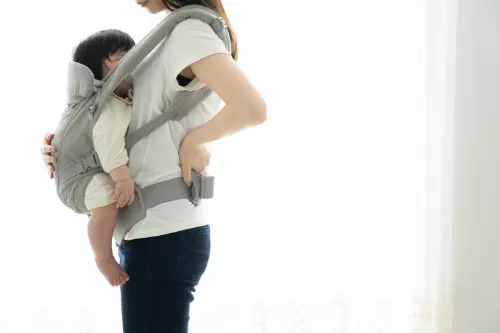 赤ん坊を抱っこしている女性